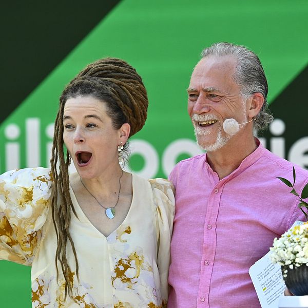 Amanda Lind (MP) och Daniel Helldén (MP) på scen i Almedalen 2024.
