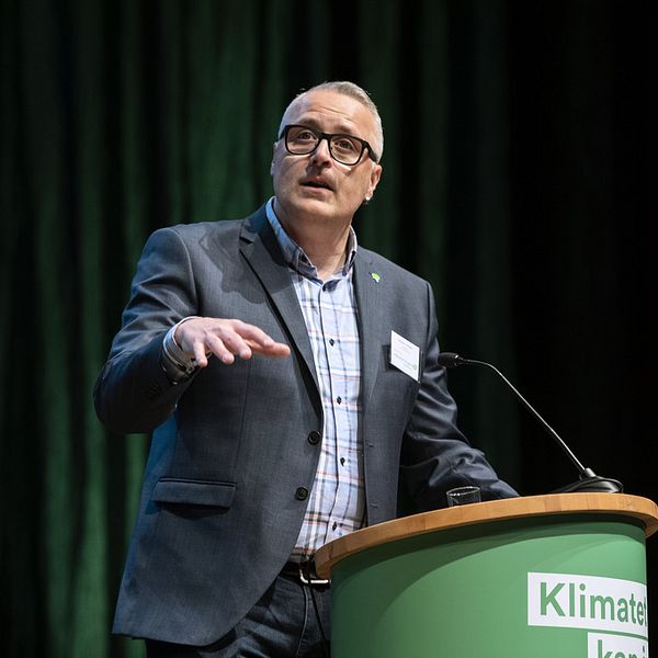 Magnus P Wåhlin, kommunalråd i Växjö, står i talarstolen och pratar på en kongress.