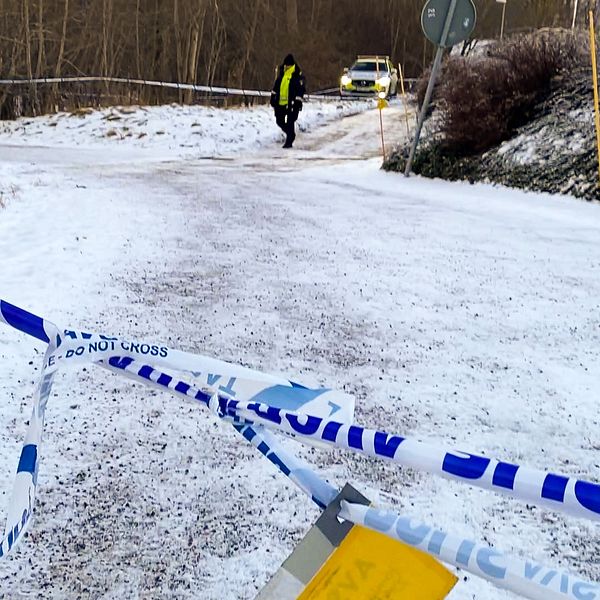 Två poliser blev huggna med ett svärd i Jönköping i januari 2024 Bild på cykelbana ned snö och avspärrningsband