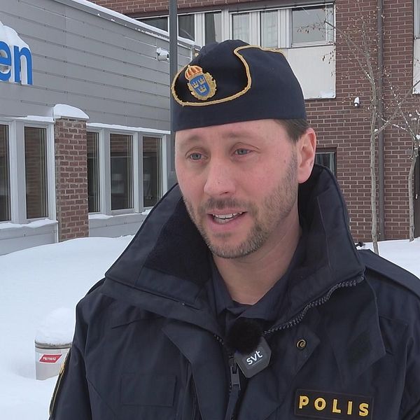 Spaningsledare Thomas Palmgren från Umeåpolisen utanför polisstationen