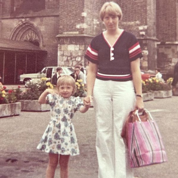 En mamma med sin dotter.