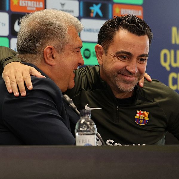 Xavi och Joan Laporta under Barcelonas presskonferens