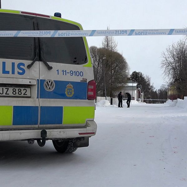 Polisen har spärrat av brottsplatsen i villakvarteret i Luleå.