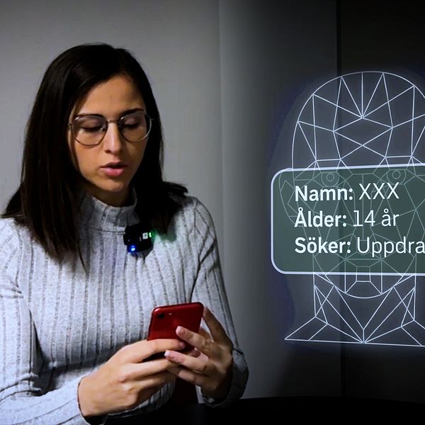 SVT:s reporter sitter med en röd smartphone och håller den i händerna. Bredvid finns en grafisk representation av en ansiktsprofil, med information som visar att personen är 14 år gammal och söker ett uppdrag.