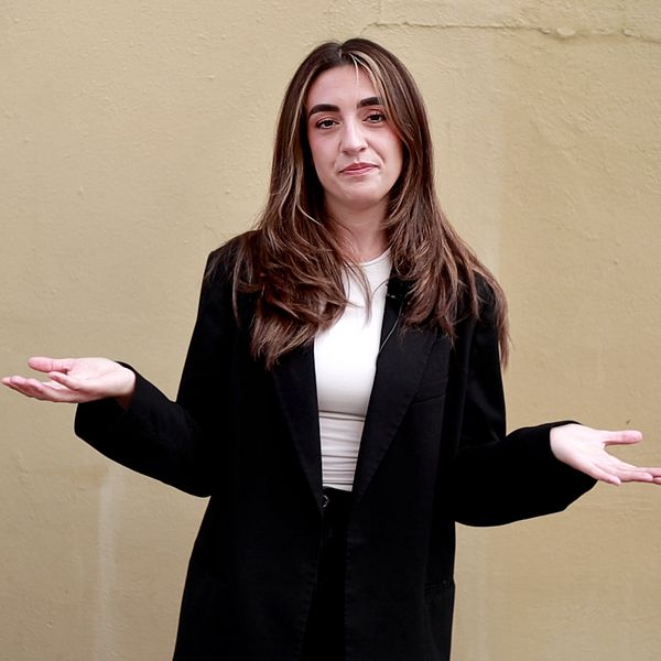 Reporter Lina Yakoub tittar in i kameran