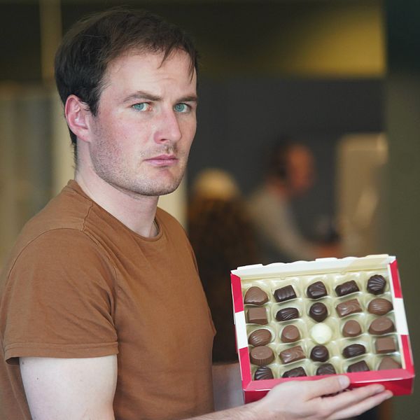 En person håller upp en chokladask