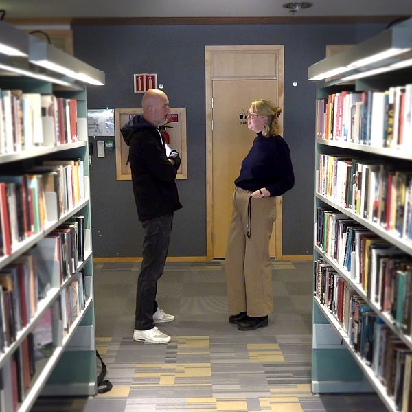Moa Candil och SVT:s reporter står tillsammans i ett bibliotek.