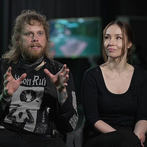 Programledaran Juhani Kenttämaa och Laura Sipilä sitter i SVT:s green screen-studio.