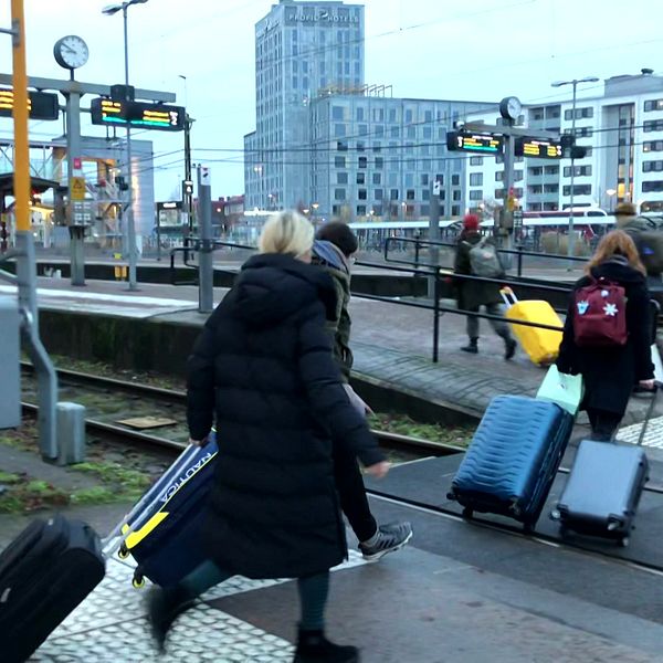 Flera personer går med resväskor på Halmstad tågstation. Det kommer vara flera inställda tåg från Halmstad under påskhelgen.