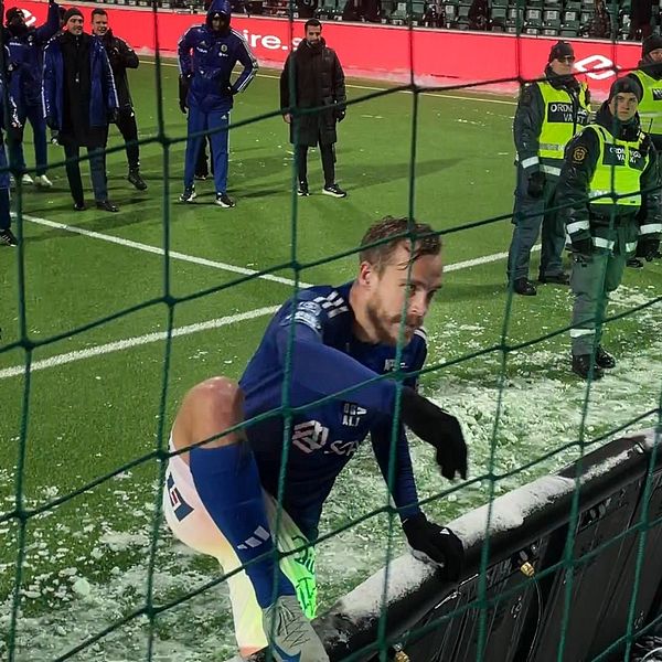 Ip, sundsvall, gif sundsvall efter match, pontus engblom klättrar upp till fansen