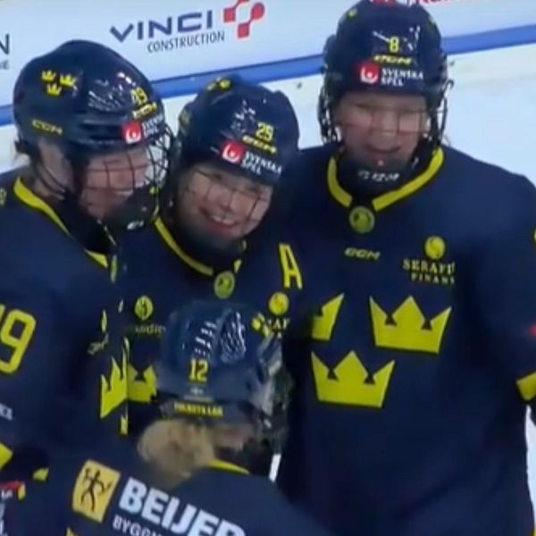 Damkronorna jublar efter mål mot Tyskland i Euro Hockey Tour