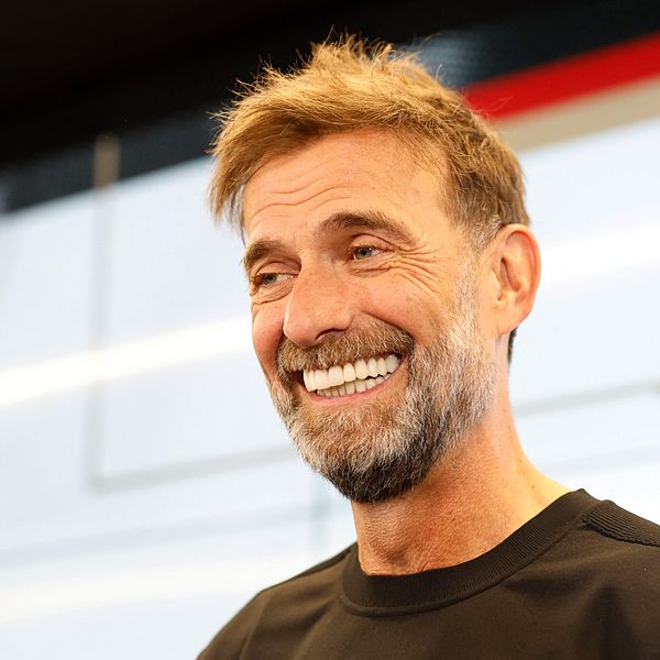 Jürgen Klopp ler på presskonferens efter att ha presenterats som ny förbundskapten