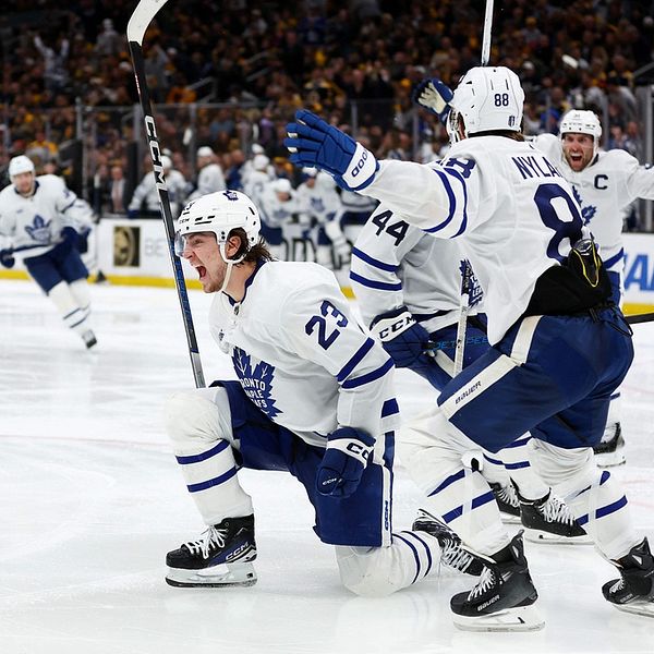 Matthew Knies  (nummer 23) jublar och William Nylander ansluter till firandet. Laget är kvar i Stanley Cup.