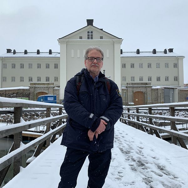 Joakim Eriksson står framför anstalten i Kalmar. Snö på marken.