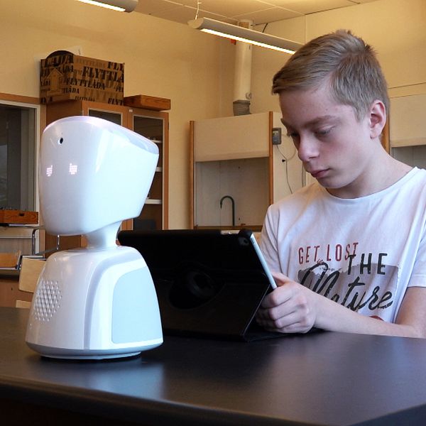 pojke i klassrum med robot