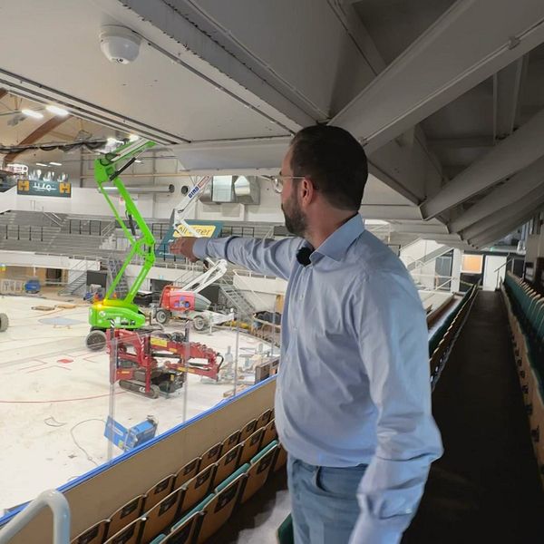 Andreas Dunder visar runt i arenan inför planerad ombyggnad