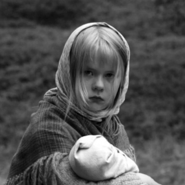 Skådespelaren Agafia Niemenmaa som unga Jevida. Svartvit bild