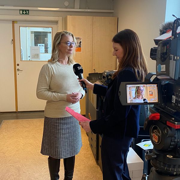 Skolminister Lotta Edholm Liberalerna blir intervjuad av reporter Anna Beijron i korridor på St Olofsskolan i Sundsvall