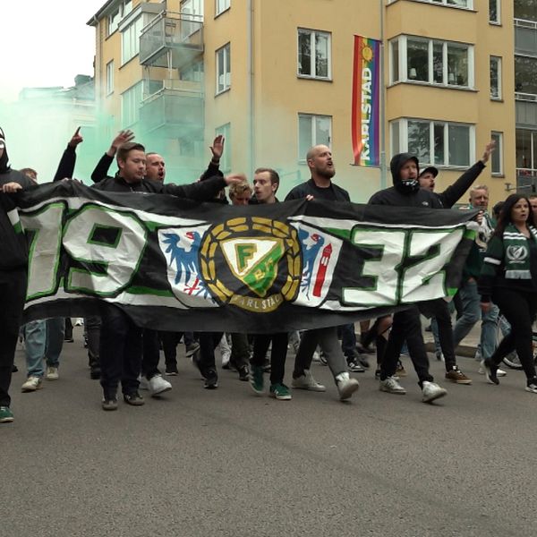 FBK-supportrar som marscherar i Karlstad