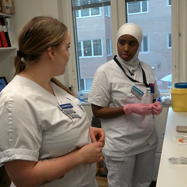 En sjuk8sköterska och en studentsjuksköterska i ett läkemedelsrum.