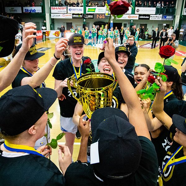Luleås basketdamer firar efter SM-guldet våren 2023.