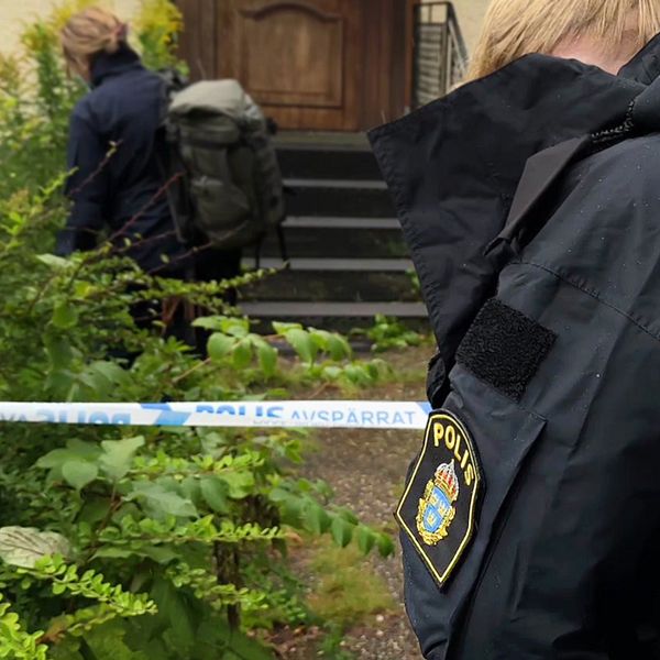 Polis på plats utanför hus i Arvika, avspärrningsband efter misstänkt mord