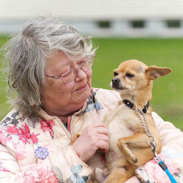 Anita Andersson, en av de boende som drabbades av branden som bröt ut i ett flerfamiljshus i Västhaga, Örebro. Här håller hon upp ett av sina husdjur, hunden Nisse.