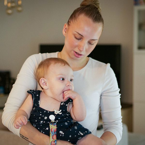 Småbarnsmamma med barn. Alicia Delvenius.