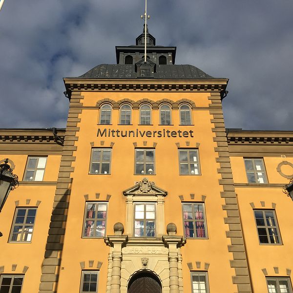 Mittuniversitetet i Östersund. Gul stenbyggnad i tre våningar. Gammal militärbyggnad.