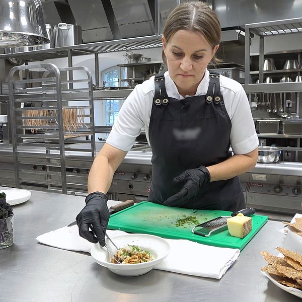 Anna Henning Moberg, verksamhetschef Torsåker gård, servera hydrotermisk pasta. Att dra ner på köttet och äta mer växtbaserat kan vara en utmaning då flera forskare lyfter risken för brist på vissa mineraler, som järn och zink. Men nu har man i ett testkök på Torsåker gård i Upplands Väsby utvecklat pasta som är nästan lika järnrikt som kött.