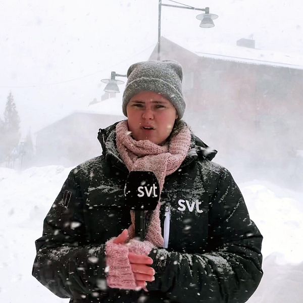 SVT:s lokalreporter Elin Johansson i Åmål på plats i snöstorm i Säffle på nyårsdagen 2024.