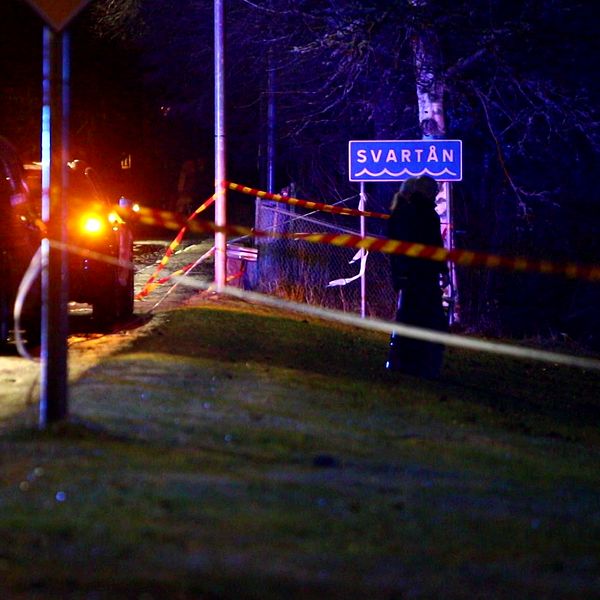 Polisavspärrning och utryckningsfordon vid brottsplats i Anneberg nattetid.