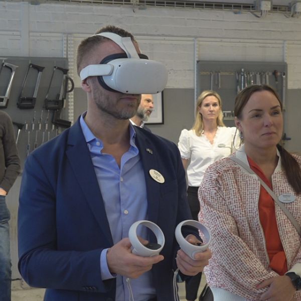 Civilminister Erik Slottner (KD) testar Nobelgymnasiets VR-verktyg