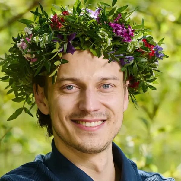 Emil Hansius med blomsterkrans som årets sommarpratare