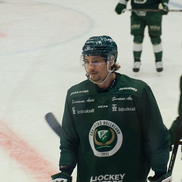 David Tomasek, hockeyspelare i Färjestads BK-dräkter på isen, förbereder sig för slutspel.