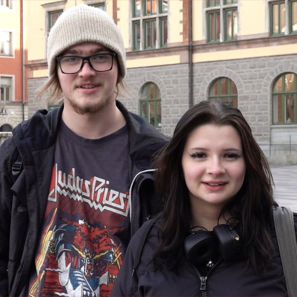 Gymnasieeleverna Sandrian Gildenlöw och Nike Wassberg står på Fristadstorget i Eskilstuna.