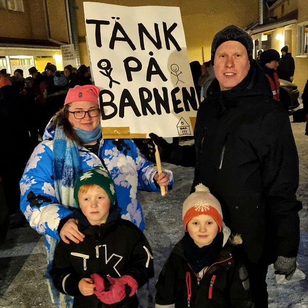 Familjen Eriksson protesterar mot skolnedläggning.