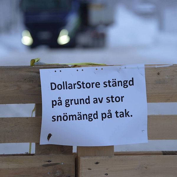trätrall med en lapp på där det står att Dollarstore är stängt