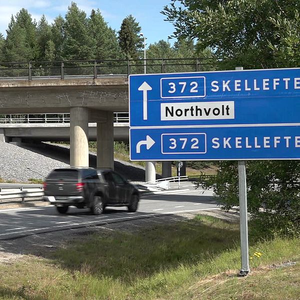 Skyltar mot Skellefteå och Northvolt vid väg i Skellefteå