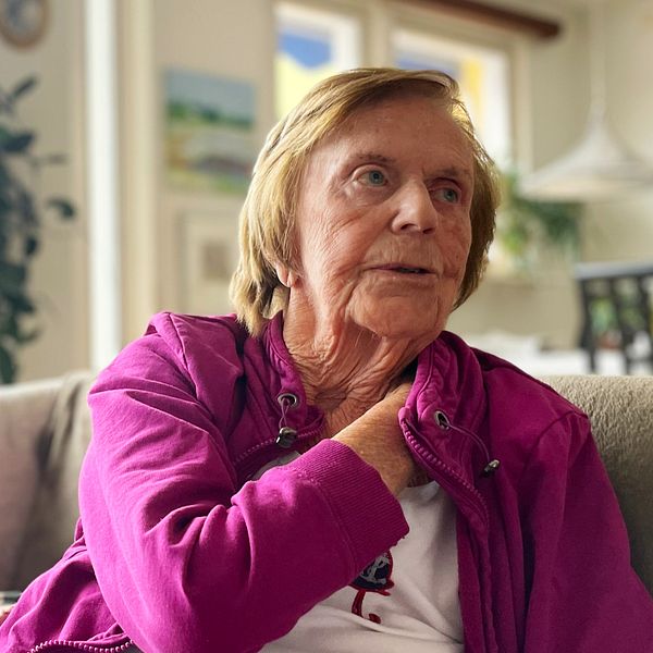 En 97-årig kvinna sitter i sitt vardagsrum i Helsingborg.