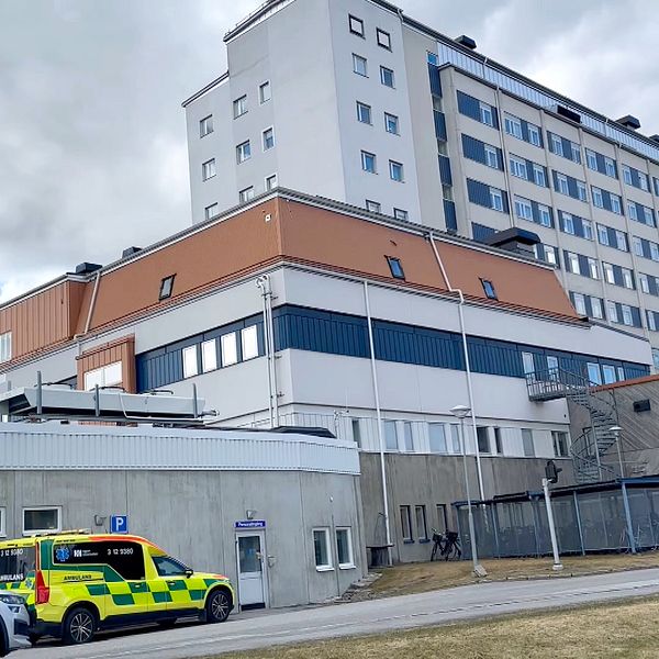 Lycksele sjukhus med ambulans utanför