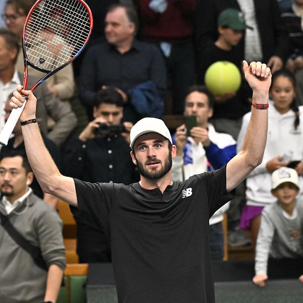 tennisspelaren Tommy Paul sträcker händerna i luften efter segern i Nordic Open
