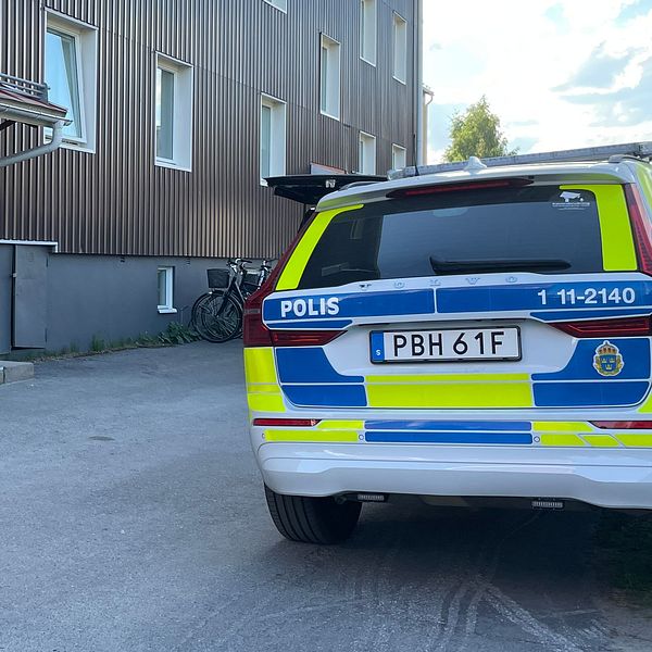 Polisbil utanför flerfamiljshus i Piteå där en person hittats död