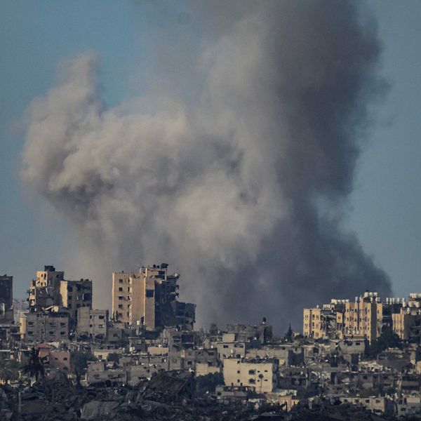 Rök som stiger efter en bomb i Gaza stad