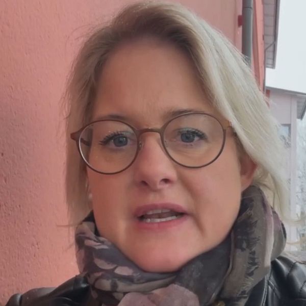 Kristina Eriksson (C) – blond kvinna med glasögon – står vid en husvägg med snötäckta träd i bakgrunden.