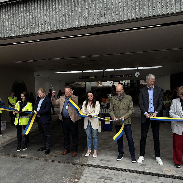 Invigning av nya Vikenpassagen med flera personer som klipper bandet