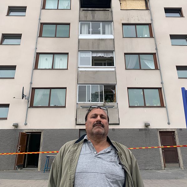 Syed Shahid Abbas utanför huset där hans lägenhet brann.