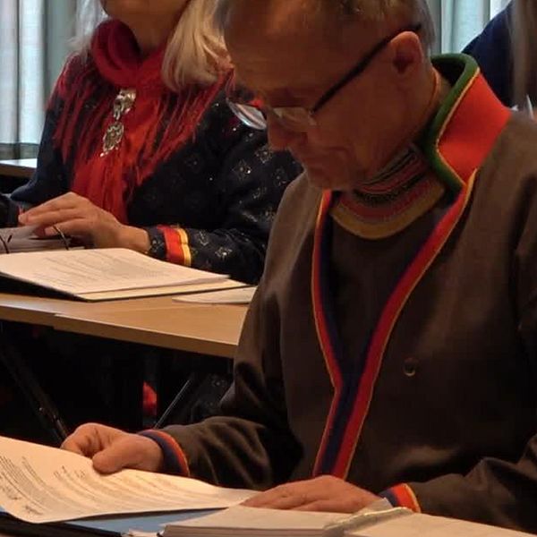 Sametingets styrelseordförande Håkan Jonsson läser