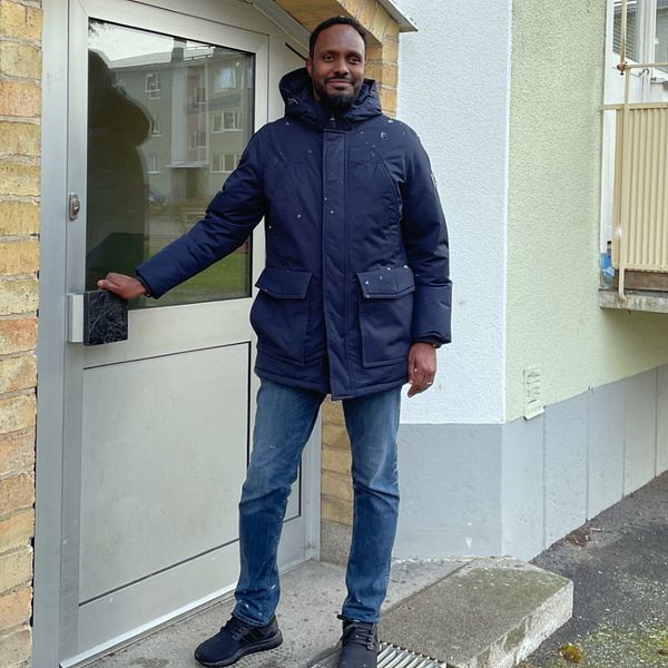 Somaliske kommunstyrelse ordföranden i Bollnäs håller i dörren in till ett rivningshus.