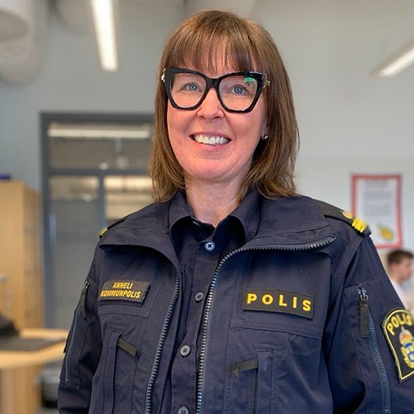 Kommunpolis Anneli Svensson i ett klassrum.